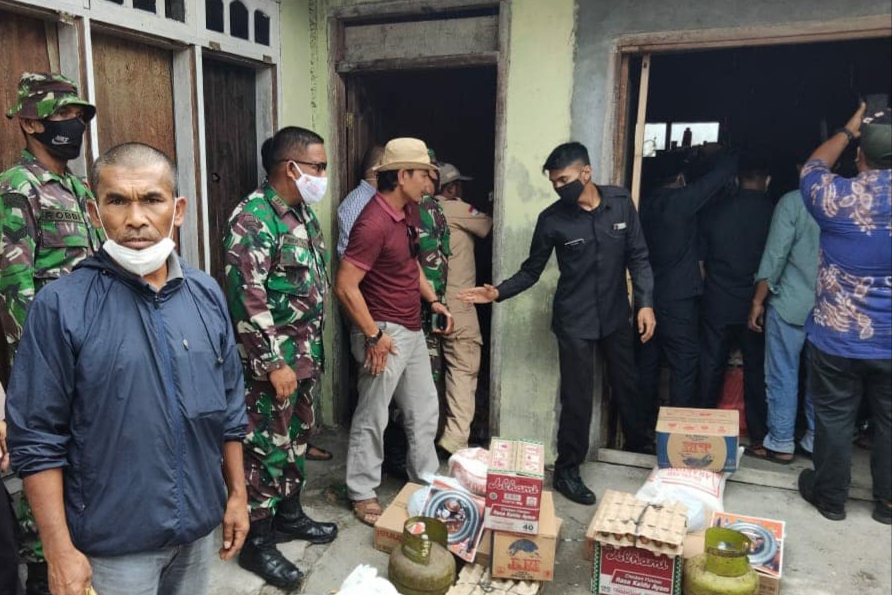 TNI Bantu Korban Kebakaran Tiga Unit Rumah di Bener Meriah