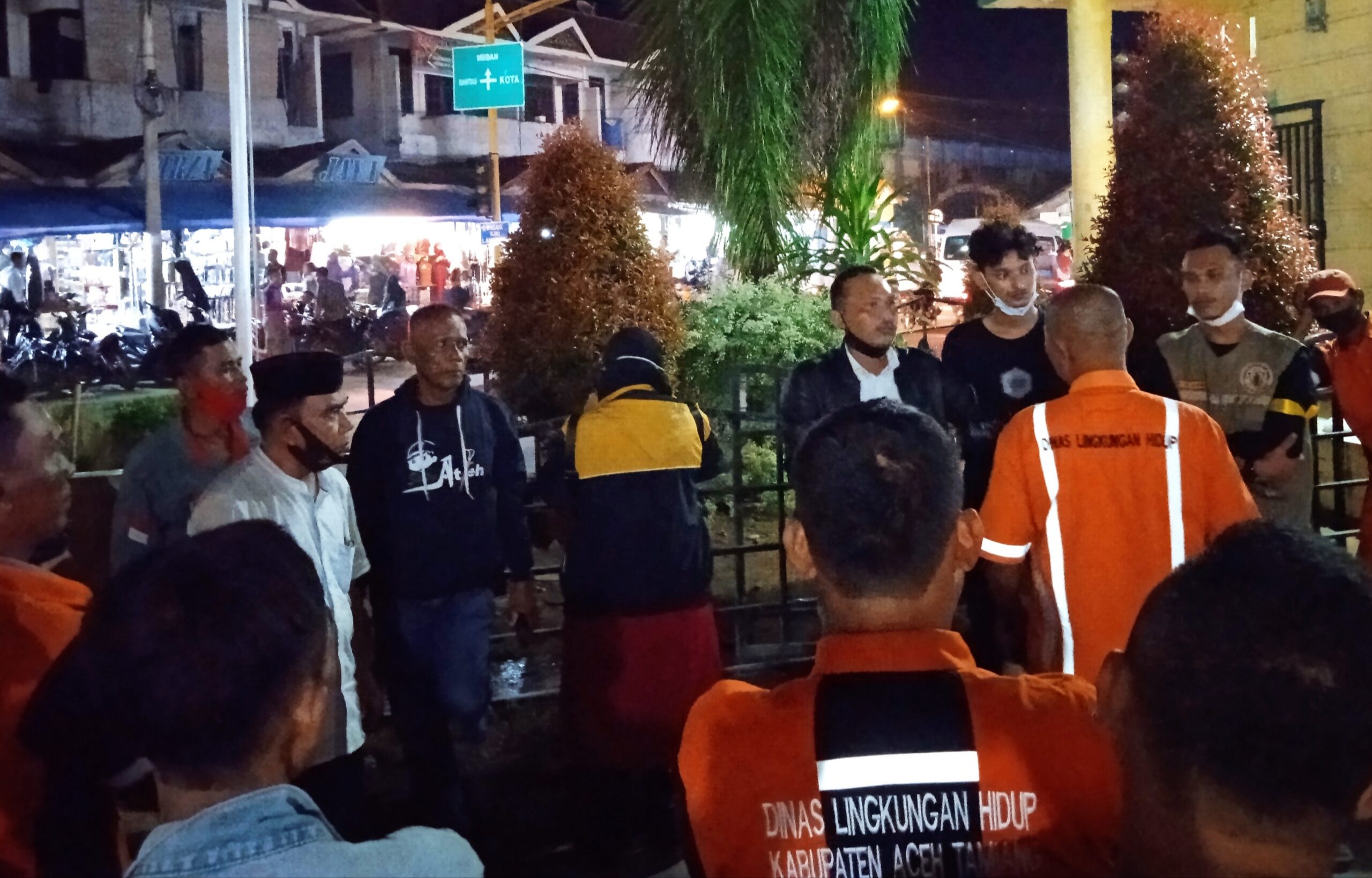 Sambut Idul Fitri, DLH dan Mahasiswa Aceh Tamiang Bersihkan Sampah