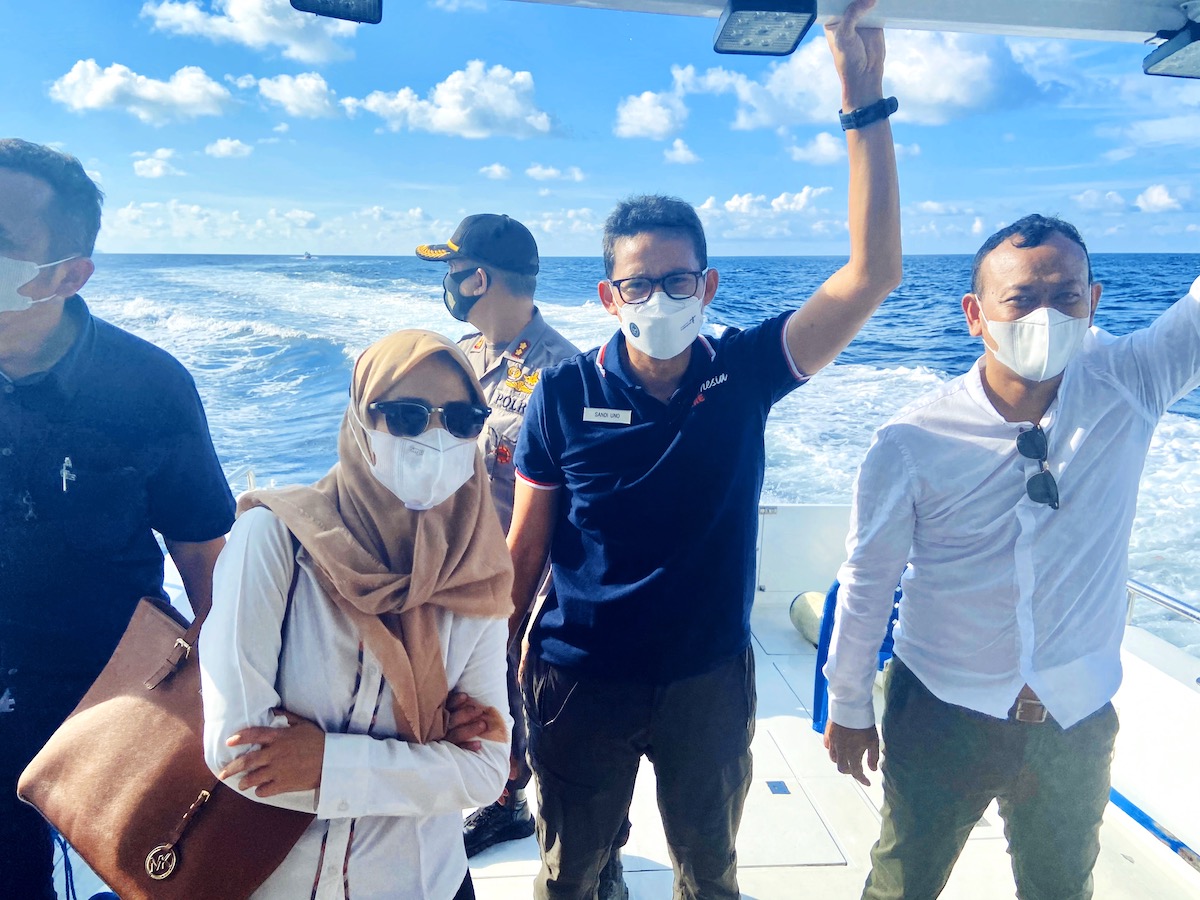 Sandiaga Uno (di tengah) saat mengunjungi Sabang pada Sabtu (1/1/2021). (ist)