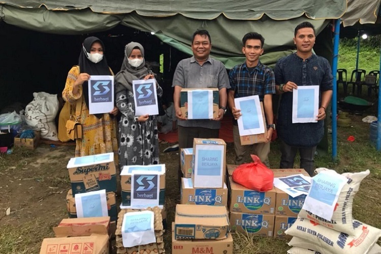 Tim Perwakilan WPP Berbagi Indonesia menyerahkan bantuan dilokasi tenda darurat di Desa  Kota Lintang Bawah, Kecamatan Kuala Simpang, Kabupaten Aceh Tamiang, Jum'at (21/5/2021).