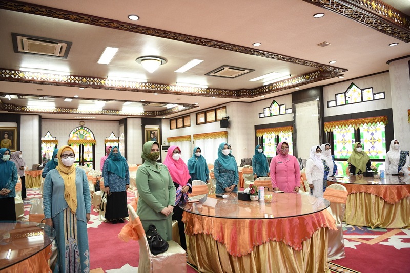 Gubernur Aceh, Nova Iriansyah, menerima kunjungan kerja Menteri Pariwisata dan Ekonomi Kreatif, Sandiaga Uno, dalam rangka pembahasan tindaklanjut investasi UAE dan pengembangan pariwisata, di Pendopo Gubernur Aceh, Banda Aceh, Sabtu, (1/5/2021) Foto. Dok. Istimewa