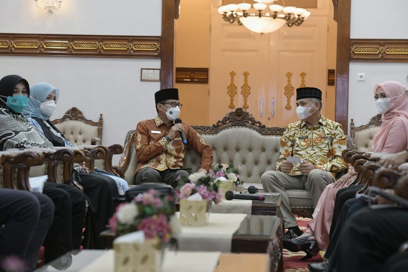 Gubernur Aceh, Nova Iriansyah, menerima kunjungan kerja Menteri Pariwisata dan Ekonomi Kreatif, Sandiaga Uno, dalam rangka pembahasan tindaklanjut investasi UAE dan pengembangan pariwisata, di Pendopo Gubernur Aceh, Banda Aceh, Sabtu, (1/5/2021) Dok. Istimewa
