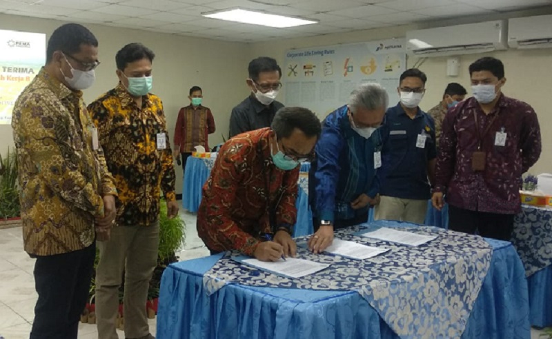 Proses Penandatanganan serah terima Pengelolaan Blok B dari PT. Pertamina Hulu Energi (PHE) kepada PT. Pema Global Energy (PGE) pada Senin 17 Mei 2021 pukul 23.00 WIB. (Foto. Doc. Ist)