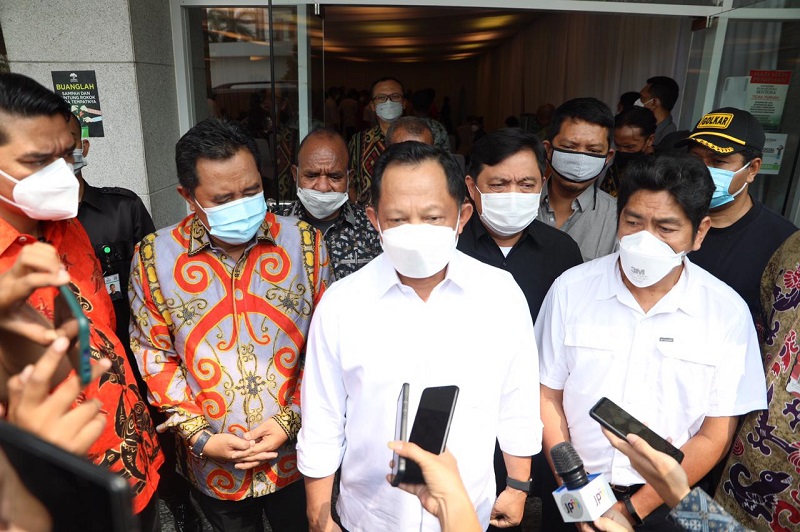 Menteri Dalam Negeri (Mendagri) Muhammad Tito Karnavian menyampaikan duka cita atas wafatnya Wakil Gubernur Papua Klemen Tinal pada Jumat (21/5/2021) di Rumah Sakit Abdi Waluyo, Menteng, Jakarta Pusat. (Foto: Ist)