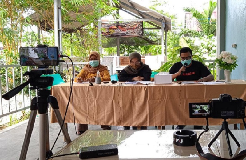 - Masyarakat Sipil Aceh untuk Menghapusan Kekerasan Seksual menggelar pertemuan bersama dengan awak media di Albatross Kupi, peulanggahan, Kecamatan Kuta Raja, kota Banda Aceh, Kamis (27/5/2021). (Foto: Nukilan.id/AW)