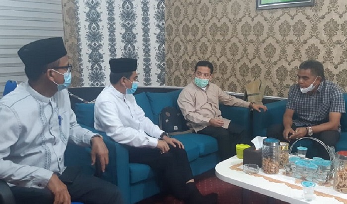 Kepala Dinas Sosial Aceh Dr Yusrizal Bersama Sekretaris Dinsos Aceh Devi Riansyah AKS,Msi turut didampingi Kabid Linjamsos Syukri saat menerima Kepala Dinas Sosial Bireuen Mulyadi untuk berkoordinasi terkait pemulangan Fitria Ningsi bersama dua Anaknya ke NTB. (Foto.Ist)