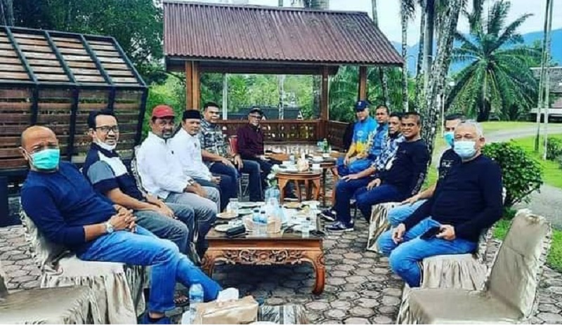 Gubernur Aceh Nova Iriansyah bersilaturahmi dengan para ketua Partai di Jantho, Aceh Besar, Minggu (30/5/2021). (Foto WhatsApp)