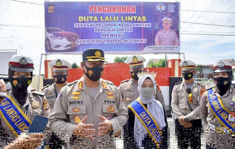 Dirlantas Polda Aceh Kombes Pol Dicky Sondani bersama Cut Rauzha yang dinobatkan sebagai duta lalu lintas di Lhokseumawe, Senin (24/5/2021). Foto: Antara Aceh/HO/Ditlantas Polda Aceh