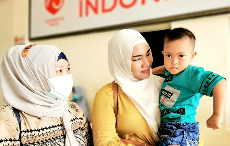 Maulana Syakir, bersama kakak sepupu Adekta Nabila dan Ibu Saila di Bandara SIM Minggu (23/5/2021). Foto: JI/Nukilan.id