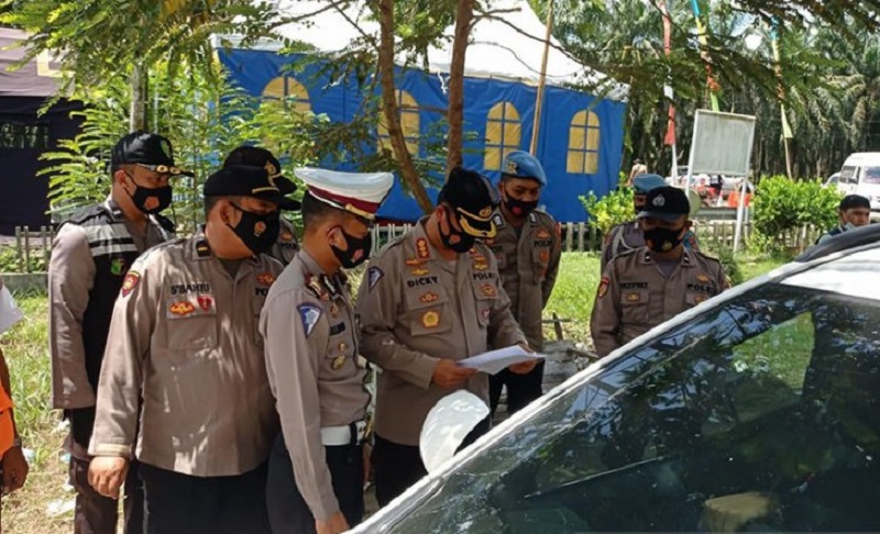 Dirlantas Polda Aceh Kombes Pol Dicky Sondani mengecek surat antigen penumpang di pos perbatasan Aceh-Sumatera Utara, di Aceh Tamiang, Sabtu (22/5/2021). Antara Aceh/Dede Harison.