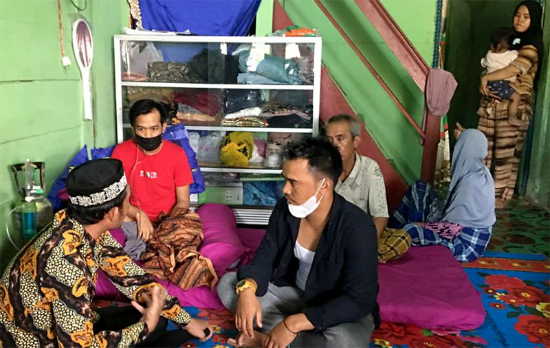 Rafsan (Pakai Baju Merah) saat diserahkan pada keluarga oleh Staf Ahli TRH Aidil Mashendra (Batik). (Foto:Nukilan.id)