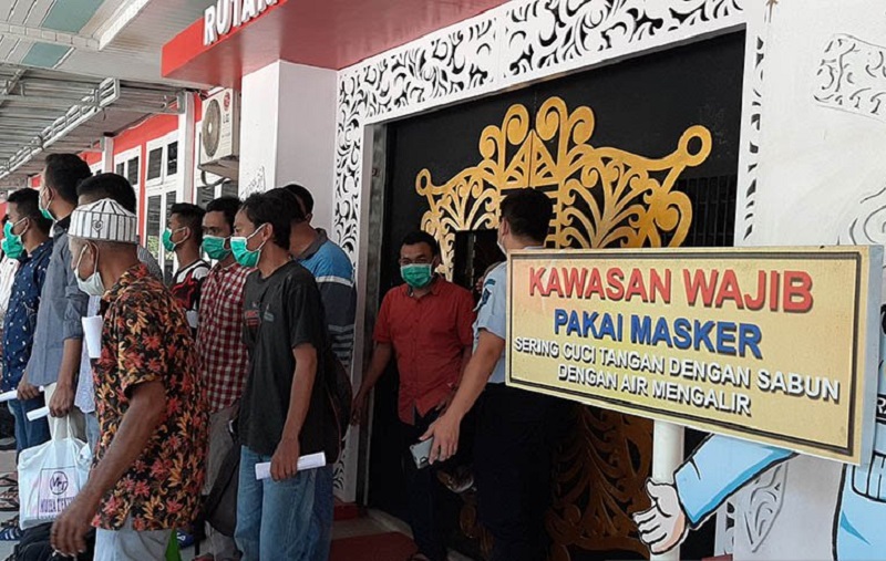 Narapidana keluar dari Rutan Kelas IIB Banda Aceh di Kahju, Aceh Besar, Rabu (3/2/2021), setelah menerima asimilasi. Antara Aceh/M Haris SA