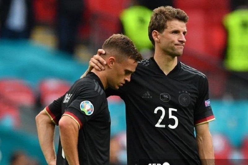 Reaksi dua pemain Jerman Thomas Mueller (kanan) dan Joshua Kimmich setelah kalah 0-2 dari Inggris di Stadion Wembley, Selasa (28/6/2021), pada babak 16 besar Euro 2020(AFP/JUSTIN TALLIS)