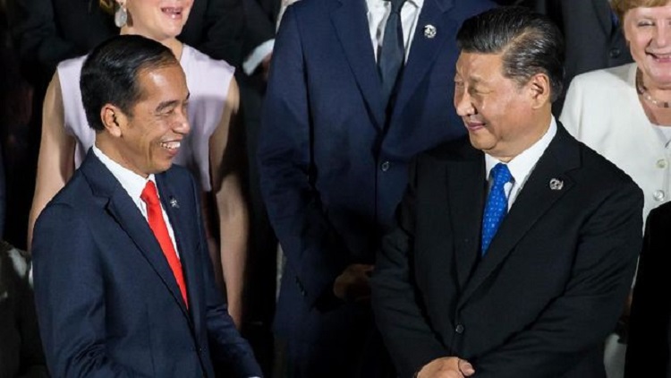 Presiden Indonesia Joko Widodo dan Presiden China Xi Jinping. (Tomohiro Ohsumi / POOL / AFP)