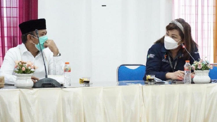 Bupati Aceh Besar Mawardi Ali dan utusan Kemenkes. (dok. Pemkab Aceh Besar)
