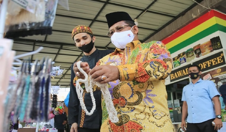Walikota Banda Aceh, Aminullah Usman saat melihat usaha UMKM warga, (Foto: Antara).