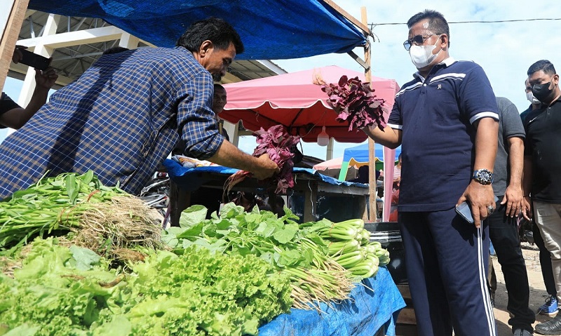 Wali Kota Boyong Sekretaris Dinas Belanja di Pasar Al-Mahirah, Minggu (20/6/2021).