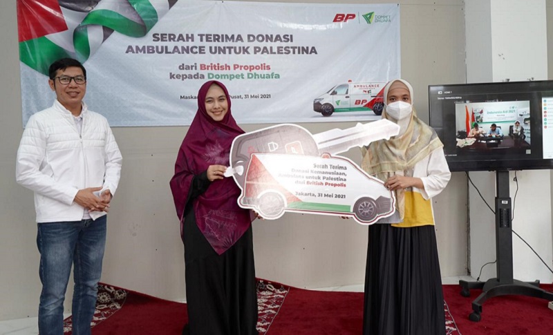 Simbolis serah terima donasi Ambulans untuk masyarakat Palestina dari British Propolis melalui Dompet Dhuafa, Senin (31/5/2021). (Foto: Dompet Dhuafa)