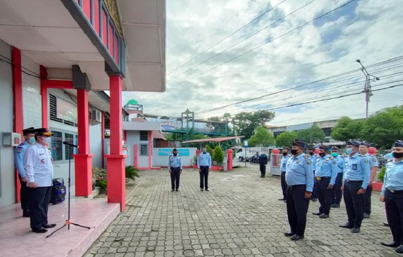 Kakanwil Kemenkumham Aceh Meurah Budiman pimpin apel pagi di Rupbasan Kelas II Banda Aceh, rabu (2/6/2021).