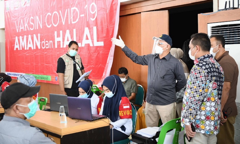 Sekretaris Daerah Aceh, dr. Taqwallah M.Kes., saat memantau pelaksanaan vaksinasi massal covid-19, di Gedung Banda Aceh Convention Hall, Sabtu (5/6/2021).
