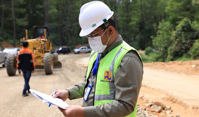 Kepala Biro Administrasi Pembangunan Setda Aceh, T Robby Irza, saat meninjau lokasi peningkatan jalan Blangkejeren -Tongra - Batas Aceh Barat Daya, Sabtu, (19/6/2021). (Foto: Dok. Ist)