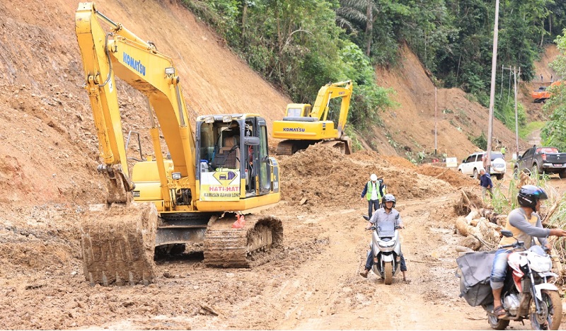 Kepala Biro Administrasi Pembangunan Setda Aceh, T Robby Irza, saat meninjau lokasi pengerjaan jalan Simpang Tiga Redelong – Pondok Baru-Samar Kilang, Minggu (20/6/2021). Foto. Dok. Ist