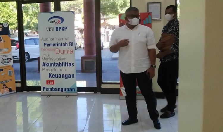 Mantan Kepala Badan Pengelolaan Keuangan Aceh (BPKA), Bustami Hamzah, saat tiba di kantor BPKP Aceh, Selasa (22/6/2021). Foto: Dok. Nukilan/Irfan.