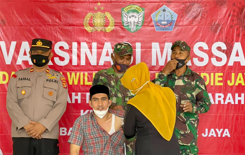Dewan Guru Dayah Darul Munawwarah Pimpinan Tgk H Usman Ali (Abu Kuta Krueng ) saat menjalani vaksinasi di Dayah Darul Munawwarah, Pidie Jaya, Sabtu (5/6/2021).. (Foto: Humpro Aceh)