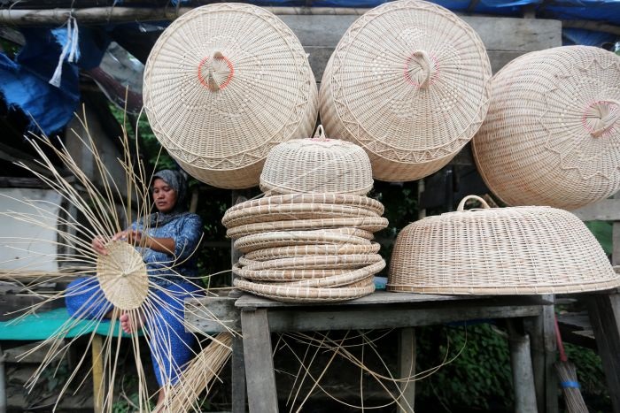 Pengrajin Rotan di Keude Bing, Kecamatan Lhoknga Kabupaten Aceh Besar. (Foto: Antara)