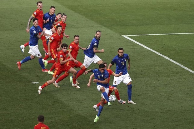 Gelandang Timnas Italia Matteo Pessina mencetak gol ke gawang Wales di matchday 3 Grup A Euro 2020 di Stadio Olimpico, Minggu (20/06/2021) malam WIB. (c) Pool Getty via AP Photo