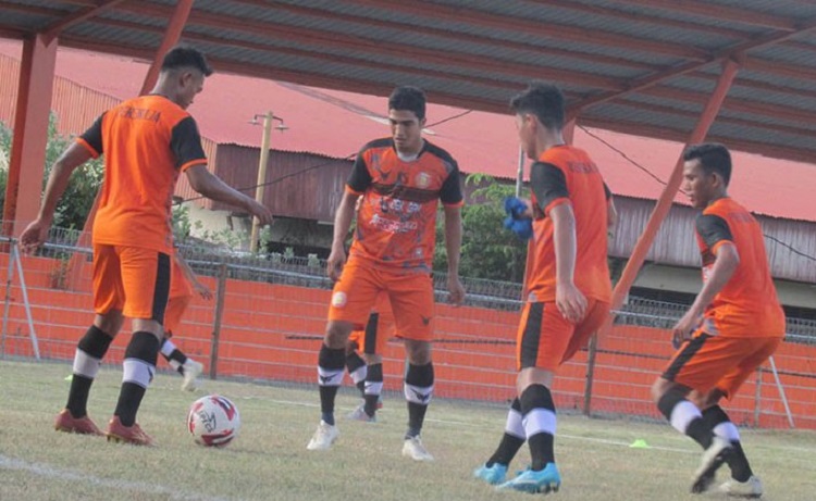 Pemain Persiraja mengikuti latihan perdana persiapan kompetisi Liga 1 Musim 2021 di Stadion Dimurthala Banda Aceh, Selasa (25/5/2021). Antara Aceh/M Haris SA