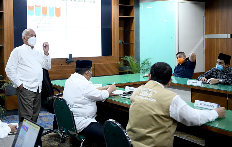 Sekretaris Daerah Aceh, dr. Taqwallah, M. Kes dalam Rapat Evaluasi dan Tindak Lanjut Pelaksanaan Donor Darah ASN dan Vaksinasi ASN di jajaran Pemerintah Aceh. (foto Humpro Aceh)