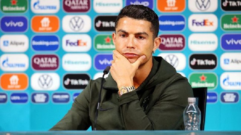 Cristiano Ronaldo membuat heboh di Euro 2020 karena menggeser botol Coca-cola. (Handout via REUTERS/HANDOUT)