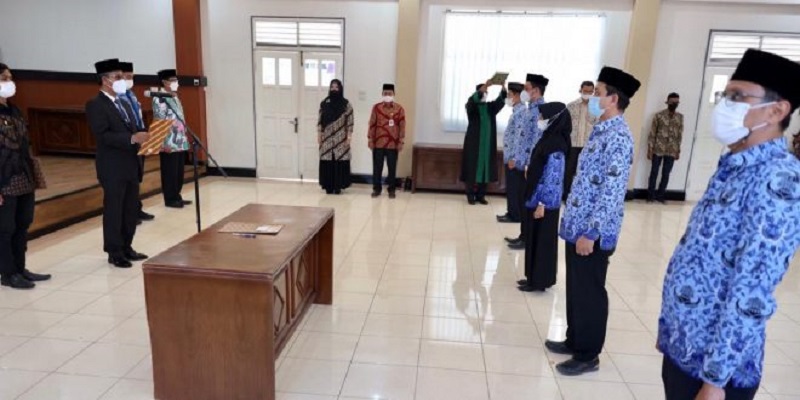 Asisten Administrasi Umum Sekda Aceh, Dr. Iskandar AP, S.Sos, M.Si melantik lima pejabat pengawas/eselon IV Pemerintah Aceh pada Sekretariat Lembaga Wali Nanggroe, di Aula Kantor BKA, Banda Aceh, Kamis (29/7/2021).
