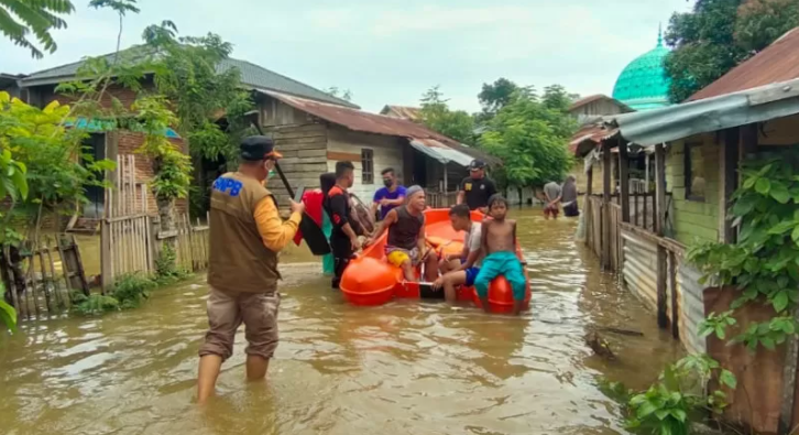 Petugas BPBD Aceh Besar sedang mengevakuasi warga dengan menggunakan perahu fiber (Pusdalops Aceh Besar)