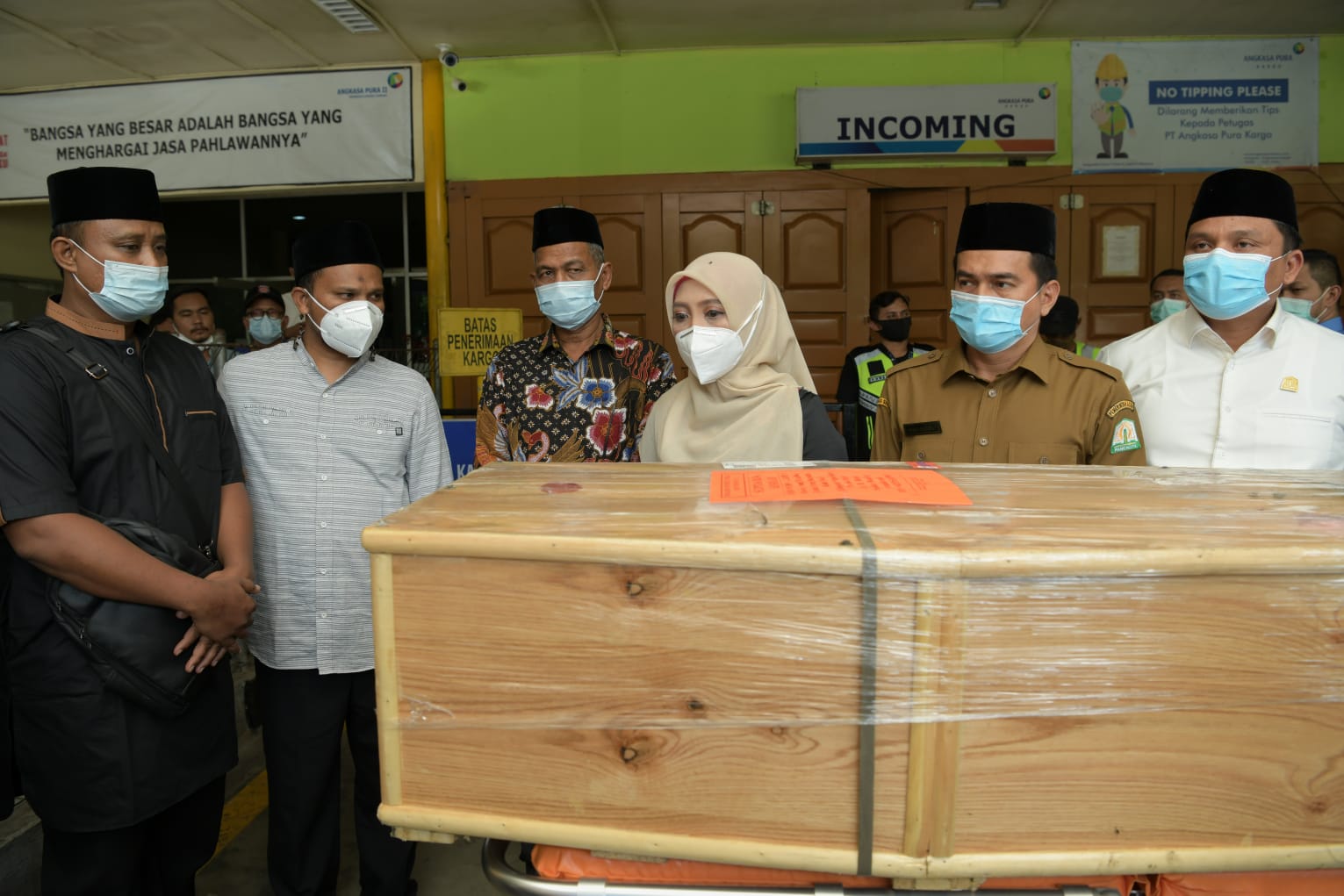 Ibu Dyah Jemput Kepulangan Jenazah Septia Ulfa di Bandara SIM