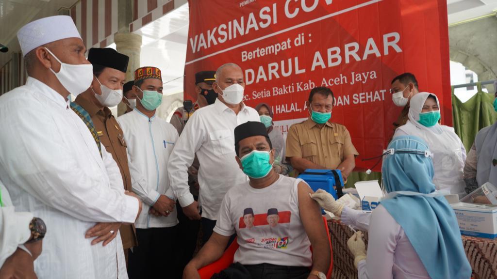 Ikut Gerakan Vaksinasi, Sekda Aceh Apresiasi Dayah Darul Abrar