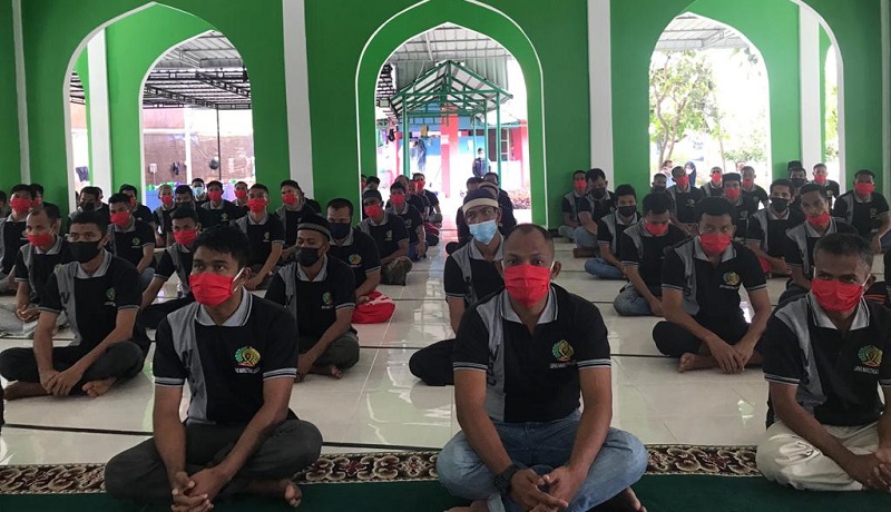 180 narapidana yang selesai menjalani rehab sosial di Lapas Narkotika Langsa, mendengarkan arahan dan sosialisasi Permenkumham No 24/2021 oleh Kadivpas Aceh, Senin (5/7/2021). Foto: Dok. Ist