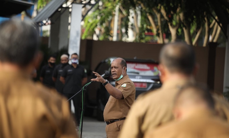 Sekretaris Dinas Pendidikan Dayah Aceh,  Azhari, S.Ag, M.Si saat menjadi pembina apel di kantor DPDA, Senin (6/7/2021).