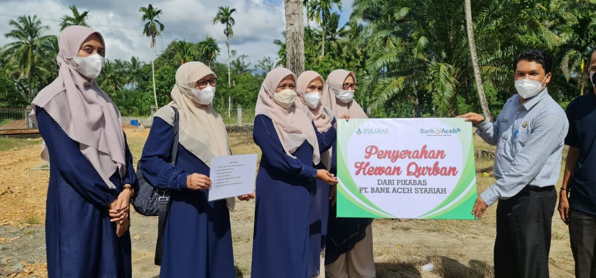 Ketua PIKABAS, Cut Nurul Hayati didampingi Koordinator Sosial Budaya, Nurhalis, beserta pengurus pusat PIKABAS menyerahkan secara simbolis sapi kurban kepada warga Desa Pasie Timon Kecamatan Teunom, Kabupaten Aceh Jaya. Bantuan diterima oleh Camat Teunom, T Nazaruddin, Jumat (15/07/2021).