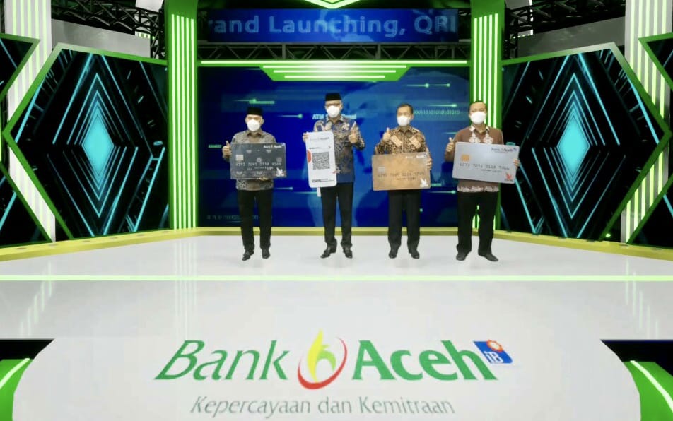 Gubernur Aceh, Nova Iriansyah, didampingi Plt Komut BAS, Taqwallah, Dirut BAS, Haizir Sulaiman, serta Manajer Implementasi Kebijakan Sistem Pembayaram Perwakilan Bank Indonesia Provinsi Aceh, melakukan grand launching kartu debit, QRIS, Cash Recycle Machine (CRM), dan pengembangan fitur-fitur terbaru action mobile Bank Aceh Syariah, di Hotel Mata Ie Resort Kota Sabang, Minggu, (25/7/2021).