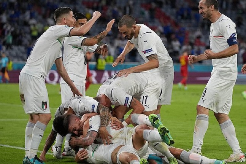 Selebrasi skuad Italia untuk gol Nicolo Barella ke gawang Belgia, perempat final Euro 2020 (c) AP Photo
