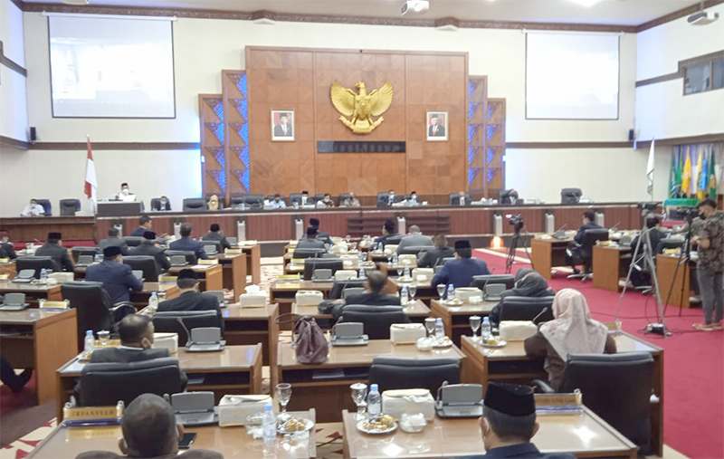 Paripurna DPRA terkait pengadaan Barang dan Jada. Foto: Wanda/nukilan.id