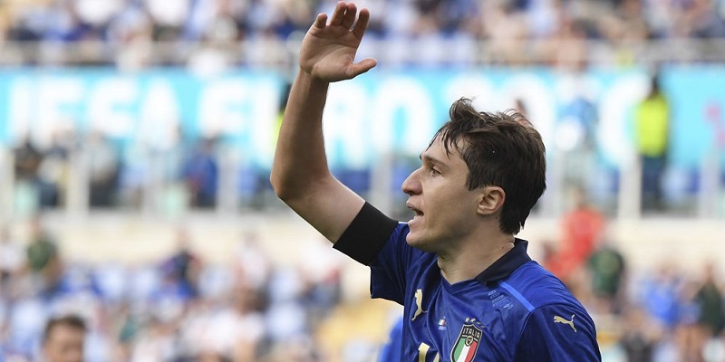 Federico Chiesa saat berlaga di partai antara Italia vs Wales di matchday ketiga Grup A Euro 2020 di Stadio Olimpico, Minggu (20/06/2021) malam WIB. © Pool Reuters via AP Photo