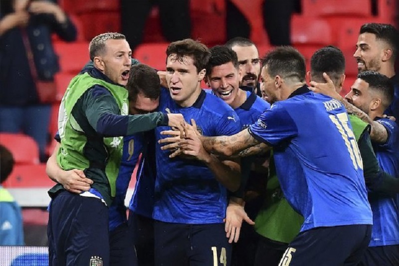 Skuat Italia merayakan gol Federico Chiesa ke gawang Austria, di babak 16 besar Euro 2020, Minggu (27/6/2021) (c) Pool AFP via AP Photo