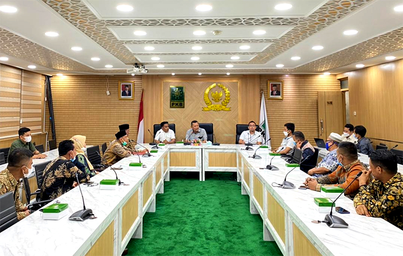 Anggota DPR RI H. Irmawan, menerima kunjungan Apdesi dan para Geucik di Senayan, Jakarta. (Foto: Ist.)