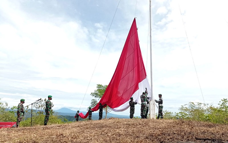 Prajurit Kodim 0102/Pidie menaikkan bendera ‘Merah Putih’ berukuran besar (raksas) di Puncak Cot Khan Gunung Halimun Tiro, Kecamatan Tiro, Kabupaten Pidie, Aceh, Minggu, 15 Agustus 2021 (Foto: Tagar/Dok Kodim 0102/Pidie)