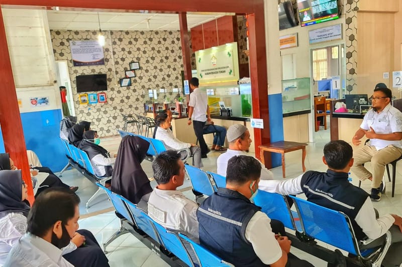 Kepala Dinas Dukcapil Aceh Tengah Mustafa Kamal memimpin rapat dengan jajarannya untuk peningkatan layanan di kantor dinas setempat, Jumat, 20 Agustus 2021. ANTARA/HO-Disdukcapil Aceh Tengah