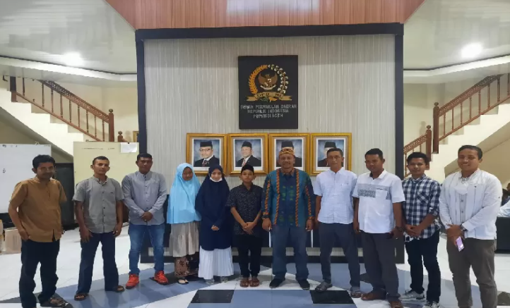 Anggota DPD RI H.M. Fadhil Rahmi melakukan foto bersama saat bertemu orang tua dan siswa yang diangkat menjadi anak asuhnya di Banda Aceh, Minggu (8/8/2021). (Antara)