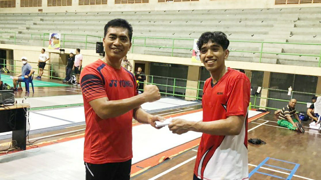 Irjen. Pol. Wahyu Widada, M.Phil saat menyerahkan bantuan uang tunai kepada atlet Anggar KONI Aceh, Kamis malam (12/8/2021). Foto: Ist.